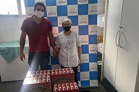 Auto Posto São Judas Tadeu de Santana da Ponte Pensa realiza a doação de 132 litros de leite para a Santa Casa de Jales