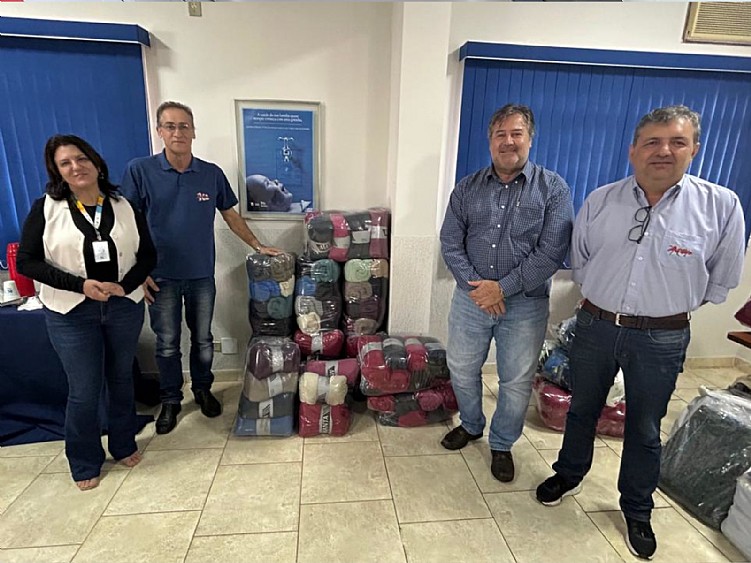 Santa Casa de Jales recebe doação de mantas da Campanha do Agasalho por meio da SABESP e Rádio Antena 102