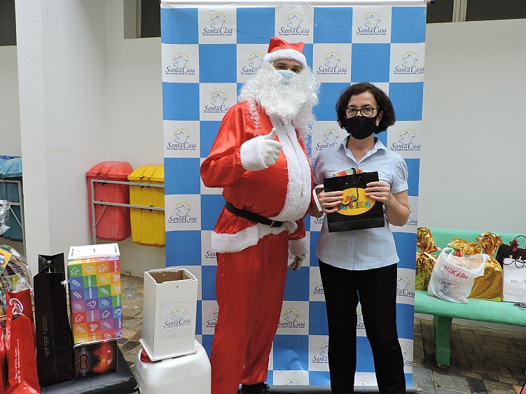 Santa Casa de Misericórdia de Jales realiza entrega de brindes da ação “Natal Especial aos colaboradores