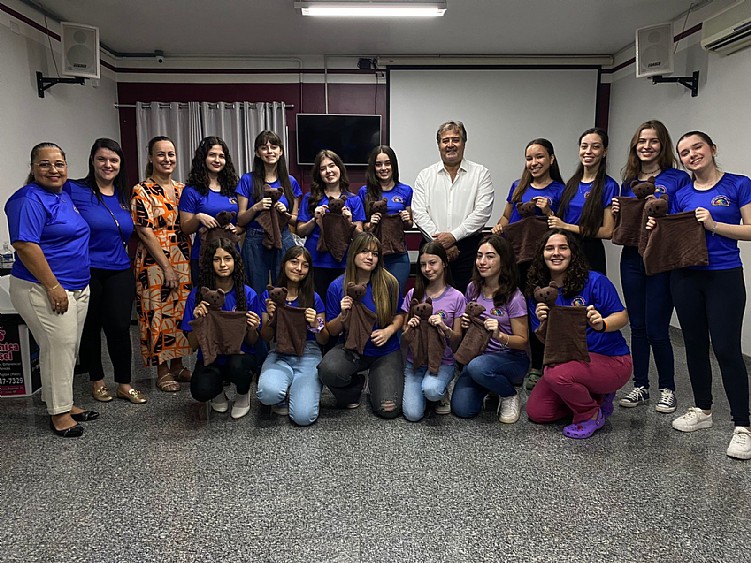 Garotas Arco-Íris confeccionam e doam naninhas para a Santa Casa de Jales