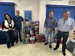 Santa Casa de Jales recebe doação de mantas da Campanha do Agasalho por meio da SABESP e Rádio Antena 102
