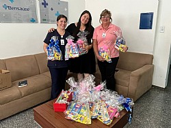 Passatempo: Clientes da Pediatria da Santa Casa de Jales recebem doação de kits com livrinhos e lápis de cor para colorir