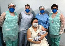 Emoção: Equipe hospitalar realiza encontro entre mãe e recém-nascido