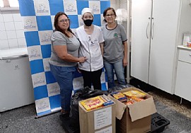 Alunos do 5ºano da Escola Municipal de Marinópolis doam alimentos e tampinhas para Santa Casa
