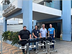 Rotary de Jales Grandes Lagos e Bermac doam cadeiras de banho para Santa Casa de Jales