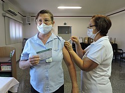 Colaboradores do setor administrativo da Santa Casa de Misericórdia de Jales são vacinados contra a COVID-19