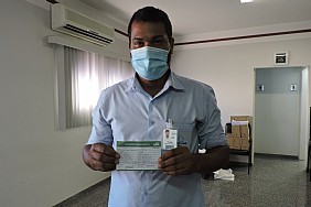 Colaboradores do setor administrativo da Santa Casa de Misericórdia de Jales recebem segunda dose da vacina contra a COVID-19