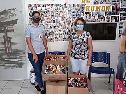 Alunos da escola KUMON doam centenas de tampinhas para o Projeto “Santa Tampinha da Santa Casa de Jales